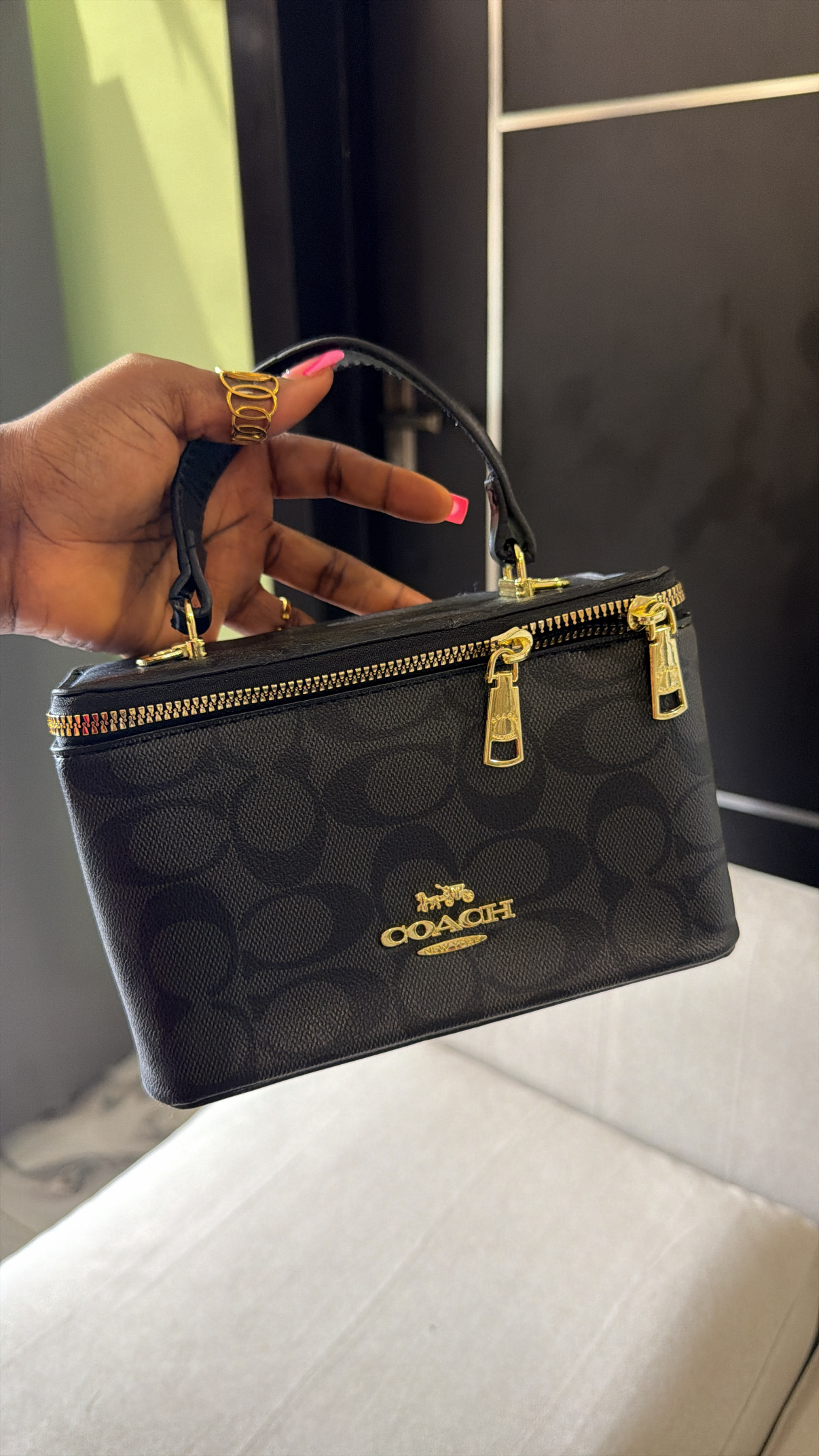 The C vanity bag (Black)